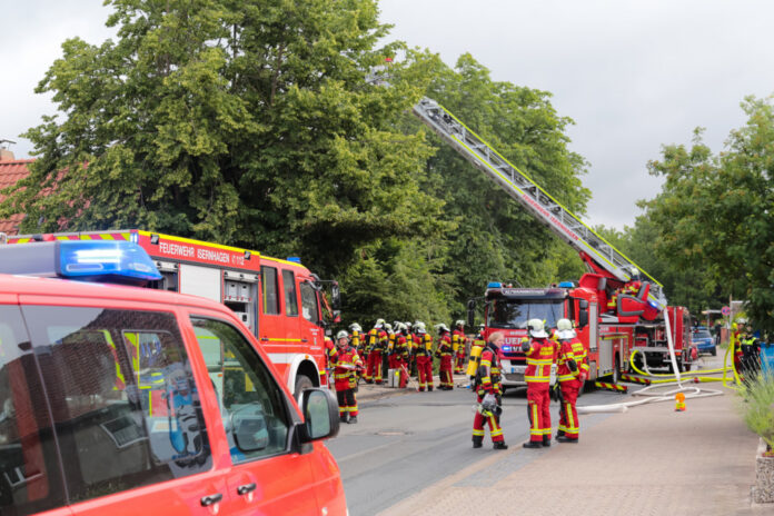 Feuerwehreinsatz - Isernhagen - Dorfstraße Feuerwehreinsatz - Isernhagen - Dorfstraße