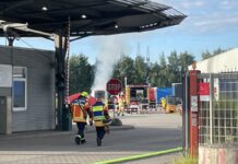 ABC-Großeinsatz bei Spedition in Lehrte: Gefahrstoffbrand am frühen Morgen Blick auf die Einsatzstelle mit der qualmenden Wechselbrücke