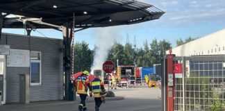 Blick auf die Einsatzstelle mit der qualmenden Wechselbrücke