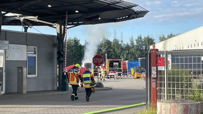 Blick auf die Einsatzstelle mit der qualmenden Wechselbrücke