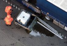 A2-Rastplatz Röhrse: Gefahrstoffeinsatz nach Flüssigkeitsaustritt Der leckgeschlagene IBC-Container wurde in einem speziellen Auffangbehälter gesichert.