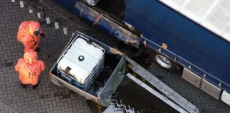 Der leckgeschlagene IBC-Container wurde in einem speziellen Auffangbehälter gesichert.