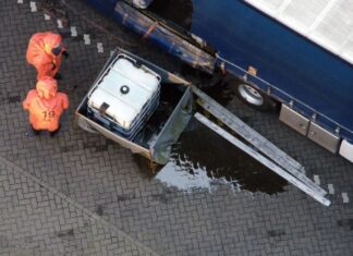 der leckgeschlagene ibc-container wurde in einem speziellen auffangbehälter gesichert.