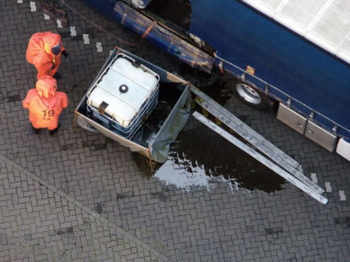 Der leckgeschlagene IBC-Container wurde in einem speziellen Auffangbehälter gesichert.