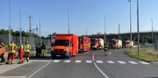 Feuerwehr und Rettungsdienst am Abend im Bereich des MegaHub in Bereitstellung