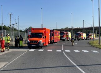 Lehrte: Sieben Feuerwehreinsätze an einem Tag – Brand in E-Lok sorgt für Sperrung Feuerwehr und Rettungsdienst am Abend im Bereich des MegaHub in Bereitstellung