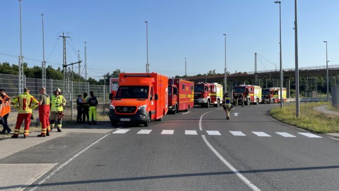 Feuerwehr und Rettungsdienst am Abend im Bereich des MegaHub in Bereitstellung