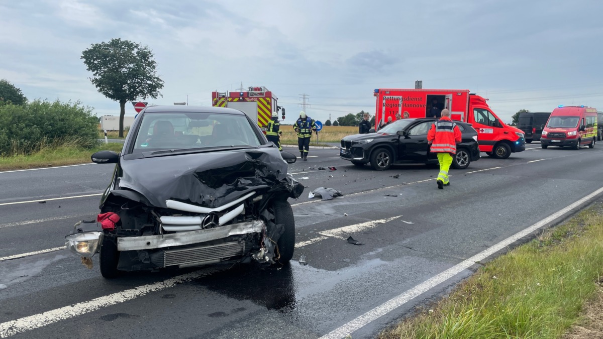 bei einem verkehrsunfall bei ahlten gab es zwei verletzte personen