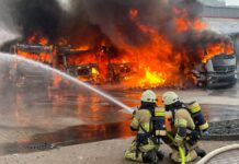 Gewitter und Großbrand sorgen für 50 Feuerwehreinsätze in Lehrte Löscheinsatz bei den brennenden LKW