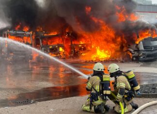 Löscheinsatz bei den brennenden LKW