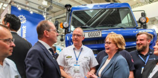 Minister Dobrindt besucht THW-Stand bei Interschutz.