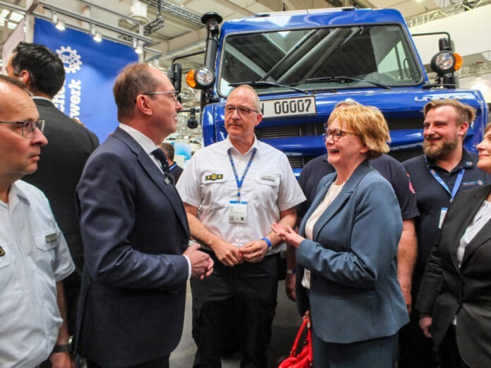 Minister Dobrindt besucht THW-Stand bei Interschutz.