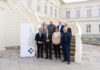 cofoni-abschlusssymposium in hannover (v.l.n.r.; reihe vorne): falko mohrs, niedersächsischer minister für wissenschaft und kultur (mwk), dr. andreas philippi, niedersächsischer minister für soziales, arbeit, gesundheit und gleichstellung, prof. dr. maren von köckritz-blickwede, cofoni-co-sprecherin und leiterin des instituts für biochemie der stiftung tierärztliche hochschule hannover (tiho), prof. dr. berthold vogel, co-vorsitzender des cofoni-long-/post covid-komitees und geschäftsführender direktor des soziologischen forschungsinstituts göttingen (sofi); (v.l.n.r.; reihe hinten): prof. dr. jürgen wienands, cofoni-sprecher und forschungsdekan der medizinischen fakultät an der universitätsmedizin göttingen (umg), prof. dr. wolfgang brück, sprecher des vorstandes und vorstand forschung und lehre der umg, prof. dr. klaus osterrieder, präsident der tiho, prof. dr. stefan treue, direktor des deutschen primatenzentrums – leibniz-institut für primatenforschung (dpz).