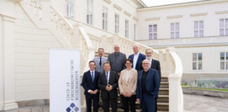 COFONI-Abschlusssymposium in Hannover (v.l.n.r.; Reihe vorne): Falko Mohrs, Niedersächsischer Minister für Wissenschaft und Kultur (MWK), Dr. Andreas Philippi, Niedersächsischer Minister für Soziales, Arbeit, Gesundheit und Gleichstellung, Prof. Dr. Maren von Köckritz-Blickwede, COFONI-Co-Sprecherin und Leiterin des Instituts für Biochemie der Stiftung Tierärztliche Hochschule Hannover (TiHo), Prof. Dr. Berthold Vogel, Co-Vorsitzender des COFONI-Long-/Post COVID-Komitees und geschäftsführender Direktor des Soziologischen Forschungsinstituts Göttingen (SOFI); (v.l.n.r.; Reihe hinten): Prof. Dr. Jürgen Wienands, COFONI-Sprecher und Forschungsdekan der Medizinischen Fakultät an der Universitätsmedizin Göttingen (UMG), Prof. Dr. Wolfgang Brück, Sprecher des Vorstandes und Vorstand Forschung und Lehre der UMG, Prof. Dr. Klaus Osterrieder, Präsident der TiHo, Prof. Dr. Stefan Treue, Direktor des Deutschen Primatenzentrums – Leibniz-Institut für Primatenforschung (DPZ).