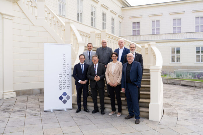 PI-Cofoni Abschlusssymposium 2026_Gruppenbild_ COFONI-Abschlusssymposium in Hannover (v.l.n.r.; Reihe vorne): Falko Mohrs, Niedersächsischer Minister für Wissenschaft und Kultur (MWK), Dr. Andreas Philippi, Niedersächsischer Minister für Soziales, Arbeit, Gesundheit und Gleichstellung, Prof. Dr. Maren von Köckritz-Blickwede, COFONI-Co-Sprecherin und Leiterin des Instituts für Biochemie der Stiftung Tierärztliche Hochschule Hannover (TiHo), Prof. Dr. Berthold Vogel, Co-Vorsitzender des COFONI-Long-/Post COVID-Komitees und geschäftsführender Direktor des Soziologischen Forschungsinstituts Göttingen (SOFI); (v.l.n.r.; Reihe hinten): Prof. Dr. Jürgen Wienands, COFONI-Sprecher und Forschungsdekan der Medizinischen Fakultät an der Universitätsmedizin Göttingen (UMG), Prof. Dr. Wolfgang Brück, Sprecher des Vorstandes und Vorstand Forschung und Lehre der UMG, Prof. Dr. Klaus Osterrieder, Präsident der TiHo, Prof. Dr. Stefan Treue, Direktor des Deutschen Primatenzentrums – Leibniz-Institut für Primatenforschung (DPZ).