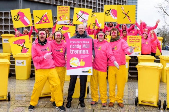 Start der Kampagne "Mülltrennung wirkt" im März 2020 in Berlin. Bildmitte: Axel Subklew, Sprecher der Kampagne.