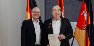Paul-Eric Stolle erhält das Niedersächsische Verdienstkreuz