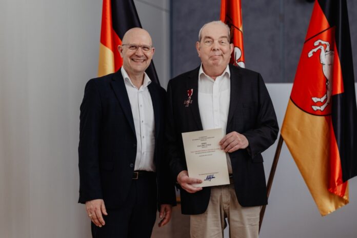 Paul-Eric Stolle erhält das Niedersächsische Verdienstkreuz