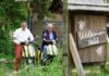 zoo-geschaeftsfuehrer-andres-m.-casdorff-und-vespennest-geschaeftsfuehrer-heinrich-jacobi-stellen-neue-limitierte-e-vespas-vor