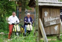 bienen-design trifft e-mobilität in hannover zoo-geschaeftsfuehrer-andres-m.-casdorff-und-vespennest-geschaeftsfuehrer-heinrich-jacobi-stellen-neue-limitierte-e-vespas-vor