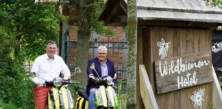 Zoo-Geschaeftsfuehrer-Andres-M.-Casdorff-und-Vespennest-Geschaeftsfuehrer-Heinrich-Jacobi-stellen-neue-limitierte-E-Vespas-vor