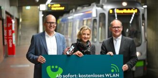 Nach ÜSTRA Bussen und Stadtbahnen: Alle Tunnelstationen mit kostenlosem WLAN ausgestattet. (vo.li.) Ulf-Birger Franz, Dezernent für Wirtschaft und Verkehr bei der Region Hannover, Elke Maria van Zadel, Vorstandsvorsitzende der ÜSTRA und Grant Hendrik Tonne, Niedersächsischer Minister für Wirtschaft, Verkehr und Bauen.