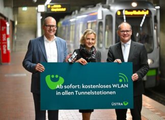nach üstra bussen und stadtbahnen: alle tunnelstationen mit kostenlosem wlan ausgestattet. (vo.li.) ulf-birger franz, dezernent für wirtschaft und verkehr bei der region hannover, elke maria van zadel, vorstandsvorsitzende der üstra und grant hendrik tonne, niedersächsischer minister für wirtschaft, verkehr und bauen.