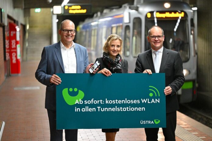 Nach ÜSTRA Bussen und Stadtbahnen: Alle Tunnelstationen mit kostenlosem WLAN ausgestattet. (vo.li.) Ulf-Birger Franz, Dezernent für Wirtschaft und Verkehr bei der Region Hannover, Elke Maria van Zadel, Vorstandsvorsitzende der ÜSTRA und Grant Hendrik Tonne, Niedersächsischer Minister für Wirtschaft, Verkehr und Bauen.