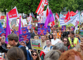 Großprotest zur Gesundheitsministerkonferenz: Tausende demonstrieren in Hannover Demonstration gegen Gesundheitsrefom