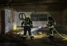Rauchentwicklung an Scheune in Bokeloh frühzeitig gestoppt Feuerwehr Bokeloh löscht im Inneren einer Scheune mehrere Glutnester in Strohresten.