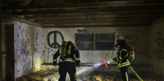 Feuerwehr Bokeloh löscht im Inneren einer Scheune mehrere Glutnester in Strohresten.