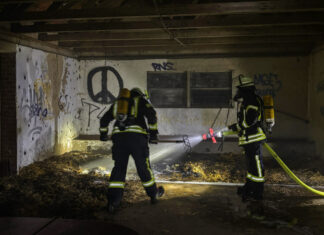 Rauchentwicklung an Scheune in Bokeloh frühzeitig gestoppt Feuerwehr Bokeloh löscht im Inneren einer Scheune mehrere Glutnester in Strohresten.