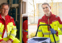 Rettungsdienst in Langenhagen: Zwei Generationen, eine gemeinsame Mission Von links: Notfallsanitäter Franco Mencaccini und Notfallsanitäter Jens Owe Reese.