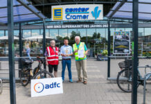 "Goldenes Pedal 2026" - (vo.li.): Reinhard Wolf, ADFC-TourGuide, André Fiolek, Marktleiter EDEKA Center Cramer, Dr. Reinhard Spörer, Sprecher ADFC Langenhagen.