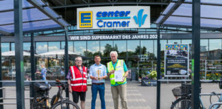 "Goldenes Pedal 2026" - (vo.li.): Reinhard Wolf, ADFC-TourGuide, André Fiolek, Marktleiter EDEKA Center Cramer, Dr. Reinhard Spörer, Sprecher ADFC Langenhagen.