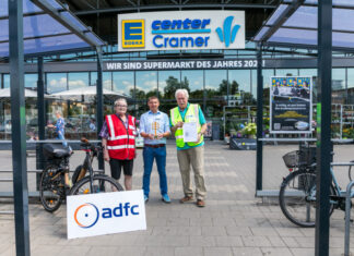 Goldenes Pedal 2026: ADFC zeichnet EDEKA Cramer in Langenhagen aus "Goldenes Pedal 2026" - (vo.li.): Reinhard Wolf, ADFC-TourGuide, André Fiolek, Marktleiter EDEKA Center Cramer, Dr. Reinhard Spörer, Sprecher ADFC Langenhagen.