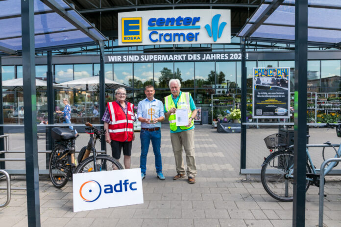 Goldenes Pedal 2026 "Goldenes Pedal 2026" - (vo.li.): Reinhard Wolf, ADFC-TourGuide, André Fiolek, Marktleiter EDEKA Center Cramer, Dr. Reinhard Spörer, Sprecher ADFC Langenhagen.