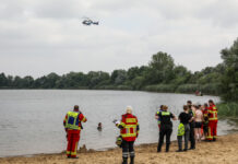 Erneuter Großeinsatz am Hufeisensee: Feuerwehr und DLRG suchen nach möglicher Person im Wasser Wasserrettung Hufeisensee