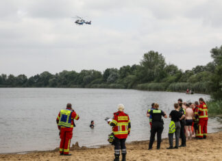 erneuter großeinsatz am hufeisensee: feuerwehr und dlrg suchen nach möglicher person im wasser wasserrettung hufeisensee
