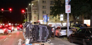 Auto überschlägt sich
