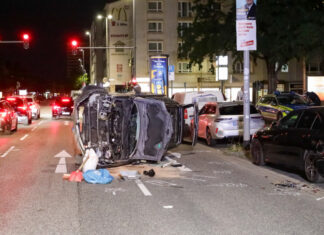 Auto überschlägt sich