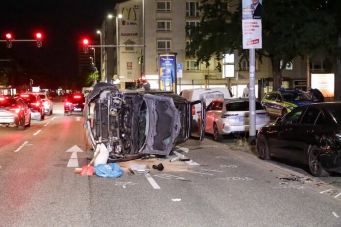 PKW überschlägt sich Auto überschlägt sich