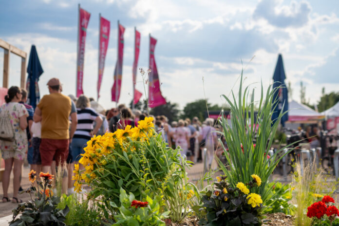 Haupteingang LaGa Bad Nenndorf Ein Mittwochnachmittag bei bestem Wetter: Lange Schlange vor dem Haupteingang der Landesgartenschau Bad Nenndorf.