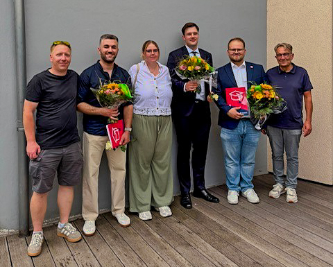 Drei junge Notfallsanitäter und ihre Ausbilder aus Langenhagen (von li.): Michael Enge (st. Teamleitung), Lorka Ghanem, Laura Blanke (Teamleitung), Connor Brockhausen, René Binde und Thomas Franz (Bereichsleitung). Drei junge Notfallsanitäter und ihre Ausbilder aus Langenhagen (von li.): Michael Enge (st. Teamleitung), Lorka Ghanem, Laura Blanke (Teamleitung), Connor Brockhausen, René Binde und Thomas Franz (Bereichsleitung).