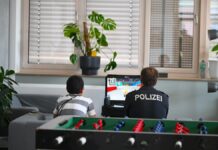 Hannover: Polizei setzt Gaming-Koffer für Prävention ein Prävention auf Augenhöhe: Gaming-Koffer der Polizei Hannover im Einsatz.