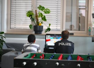Hannover: Polizei setzt Gaming-Koffer für Prävention ein Prävention auf Augenhöhe: Gaming-Koffer der Polizei Hannover im Einsatz.