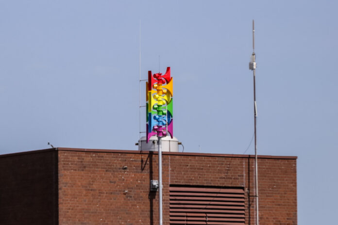 Neue digitale Sirenen oder TETRA-Sirenen. Hier die Regenbogensirene in Langenhagen.