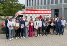 21 neue notfallsanitäterinnen und -sanitäter beenden ihre ausbildung beim roten kreuz