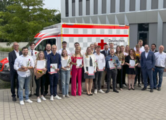 21 neue notfallsanitäterinnen und -sanitäter beenden ihre ausbildung beim roten kreuz