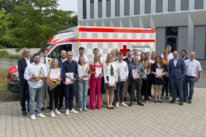 21 neue Notfallsanitäterinnen und -sanitäter beenden ihre Ausbildung beim Roten Kreuz